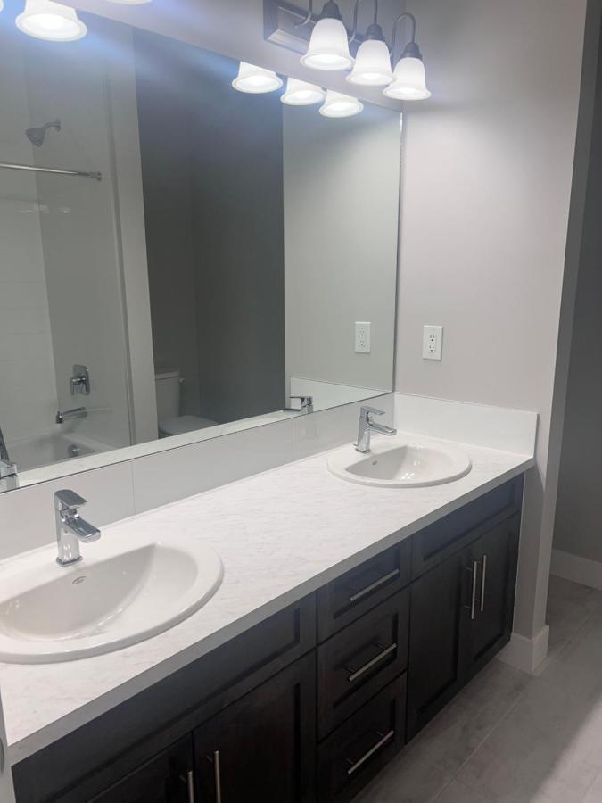 Flowealth Property Luxury Villa Near Lake Netflix Tv Wifi YYC 외부 사진
