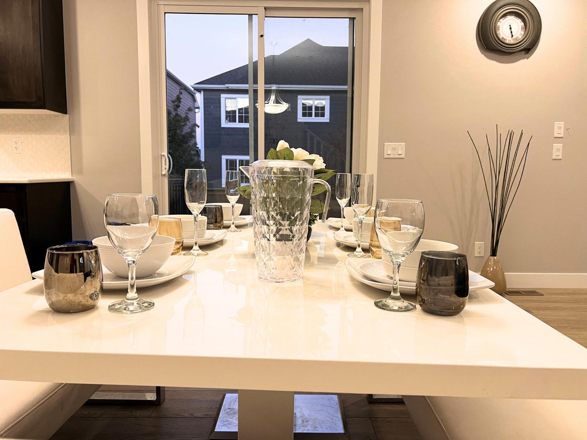 Flowealth Property Luxury Villa Near Lake Netflix Tv Wifi YYC 외부 사진