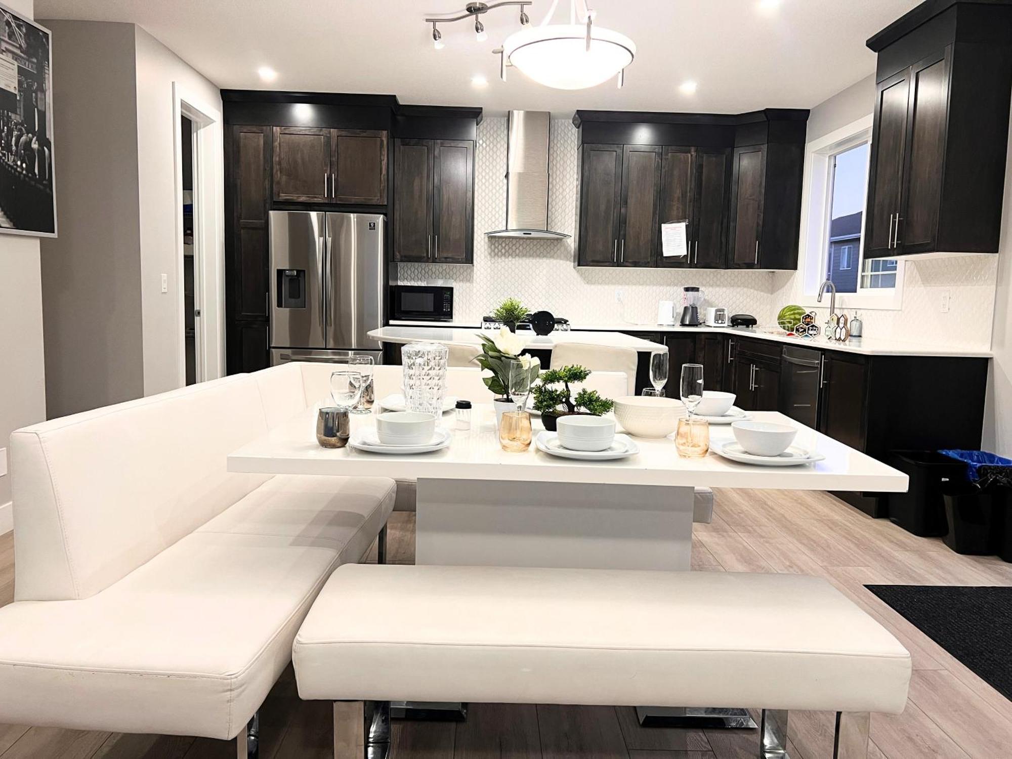 Flowealth Property Luxury Villa Near Lake Netflix Tv Wifi YYC 외부 사진