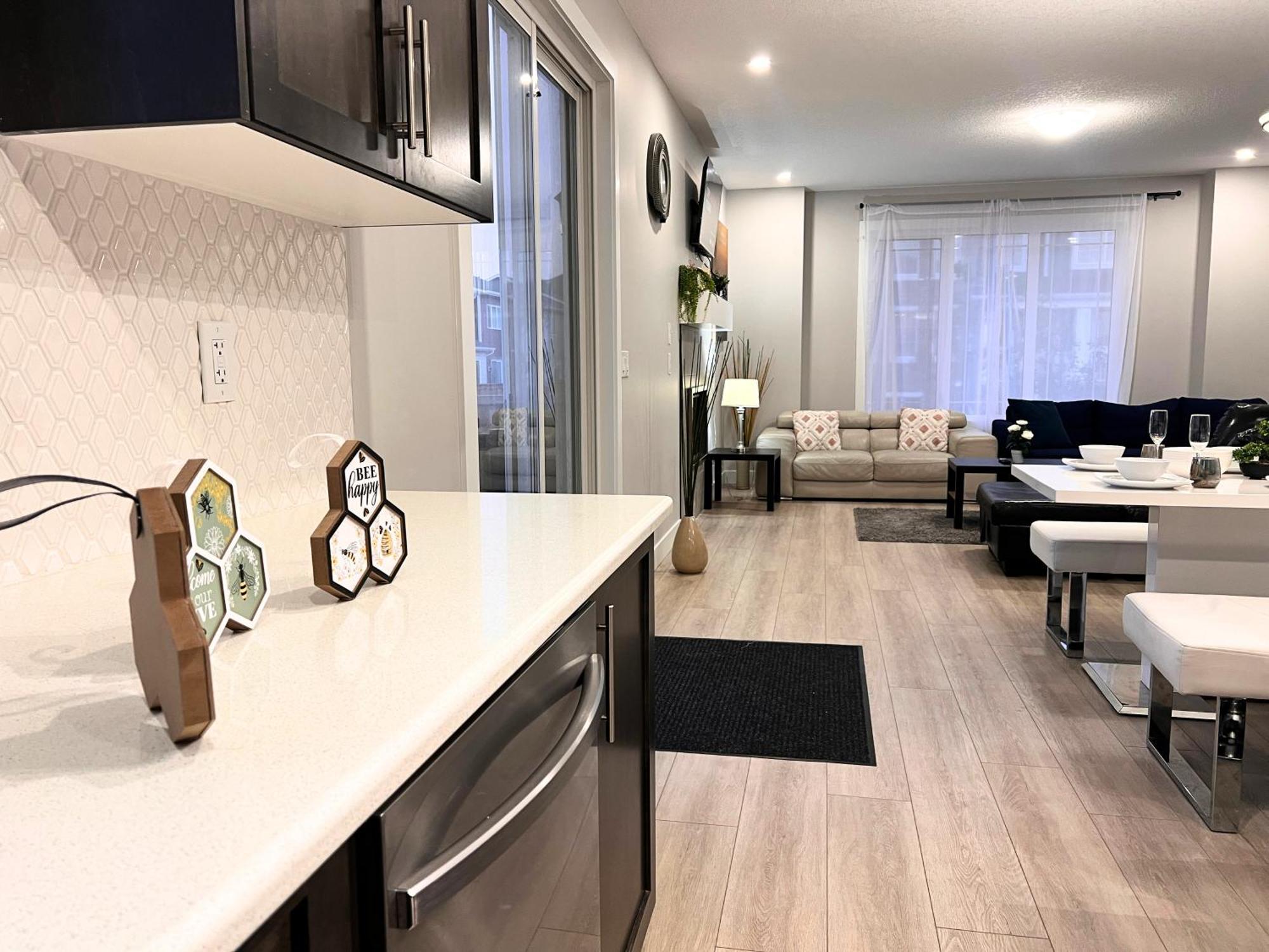 Flowealth Property Luxury Villa Near Lake Netflix Tv Wifi YYC 외부 사진